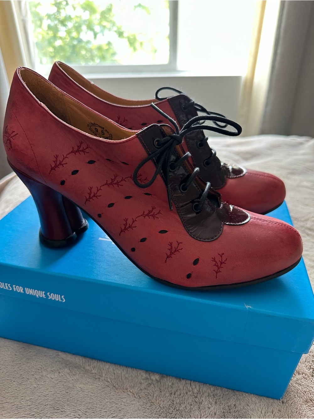 John Fluevog Rose colored “Fascination” style Lace-Up Heeled Oxfords